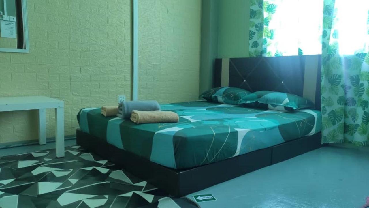 Ny Tropical Backpackers Hostel Desaru Exterior photo